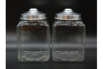アンティーク雑貨　当時物　デッドストック　アルミ蓋　レトロな雰囲気を醸し出すガラス瓶2個セット(角型、角瓶、キャニスター、ガラスビン、菓子瓶、硝子、フタ付き)(R-075875)