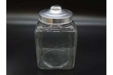 アンティーク雑貨　当時物　デッドストック　アルミ蓋　レトロな雰囲気を醸し出すガラス瓶2個セット(角型、角瓶、キャニスター、ガラスビン、菓子瓶、硝子、フタ付き)(R-075875)