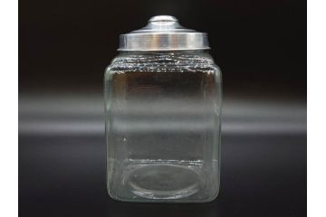 アンティーク雑貨　当時物　デッドストック　アルミ蓋　レトロな雰囲気を醸し出すガラス瓶2個セット(角型、角瓶、キャニスター、ガラスビン、菓子瓶、硝子、フタ付き)(R-075875)