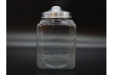 アンティーク雑貨　当時物　デッドストック　アルミ蓋　レトロな雰囲気を醸し出すガラス瓶2個セット(角型、角瓶、キャニスター、ガラスビン、菓子瓶、硝子、フタ付き)(R-075875)