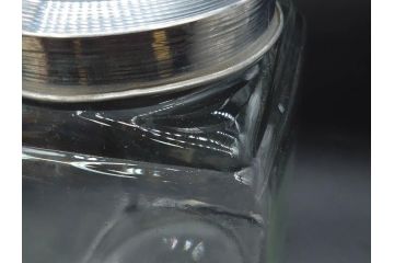 アンティーク雑貨　当時物　デッドストック　アルミ蓋　レトロな雰囲気を醸し出すガラス瓶2個セット(角型、角瓶、キャニスター、ガラスビン、菓子瓶、硝子、フタ付き)(R-075875)