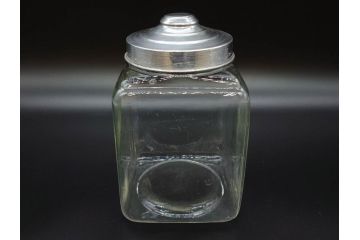 アンティーク雑貨　当時物　デッドストック　アルミ蓋　レトロな雰囲気を醸し出すガラス瓶2個セット(角型、角瓶、キャニスター、ガラスビン、菓子瓶、硝子、フタ付き)(R-075875)