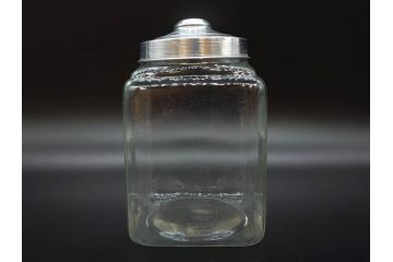 アンティーク雑貨　当時物　デッドストック　アルミ蓋　レトロな雰囲気を醸し出すガラス瓶2個セット(角型、角瓶、キャニスター、ガラスビン、菓子瓶、硝子、フタ付き)(R-075875)