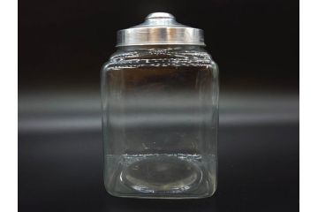 アンティーク雑貨　当時物　デッドストック　アルミ蓋　レトロな雰囲気を醸し出すガラス瓶2個セット(角型、角瓶、キャニスター、ガラスビン、菓子瓶、硝子、フタ付き)(R-075875)