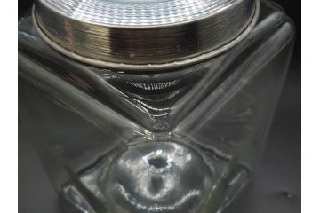 アンティーク雑貨　当時物　デッドストック　アルミ蓋　レトロな雰囲気を醸し出すガラス瓶2個セット(角型、角瓶、キャニスター、ガラスビン、菓子瓶、硝子、フタ付き)(R-075875)