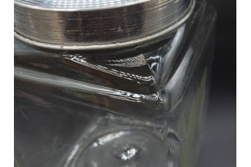アンティーク雑貨　当時物　デッドストック　アルミ蓋　レトロな雰囲気を醸し出すガラス瓶2個セット(角型、角瓶、キャニスター、ガラスビン、菓子瓶、硝子、フタ付き)(R-075875)