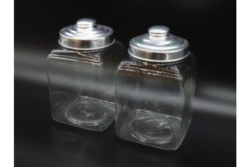 アンティーク雑貨　当時物　デッドストック　アルミ蓋　レトロな雰囲気を醸し出すガラス瓶2個セット(角型、角瓶、キャニスター、ガラスビン、菓子瓶、硝子、フタ付き)(R-075876)