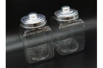 アンティーク雑貨　当時物　デッドストック　アルミ蓋　レトロな雰囲気を醸し出すガラス瓶2個セット(角型、角瓶、キャニスター、ガラスビン、菓子瓶、硝子、フタ付き)(R-075876)
