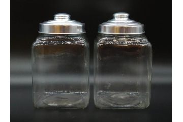アンティーク雑貨　当時物　デッドストック　アルミ蓋　レトロな雰囲気を醸し出すガラス瓶2個セット(角型、角瓶、キャニスター、ガラスビン、菓子瓶、硝子、フタ付き)(R-075876)