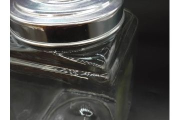 アンティーク雑貨　当時物　デッドストック　アルミ蓋　レトロな雰囲気を醸し出すガラス瓶2個セット(角型、角瓶、キャニスター、ガラスビン、菓子瓶、硝子、フタ付き)(R-075876)