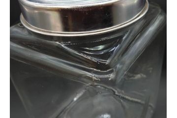 アンティーク雑貨　当時物　デッドストック　アルミ蓋　レトロな雰囲気を醸し出すガラス瓶2個セット(角型、角瓶、キャニスター、ガラスビン、菓子瓶、硝子、フタ付き)(R-075876)