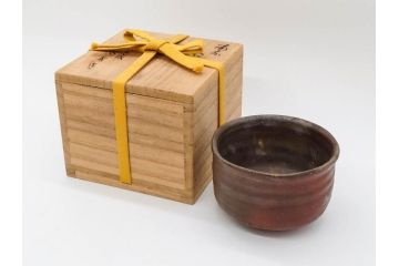 重要無形文化財　人間国宝　山本陶秀　備前焼　約12cm　4寸　深みのある色合いが上品な和の雰囲気を高める茶碗(和食器、抹茶碗、茶道具、茶器、共箱付き、四寸)(R-075878)