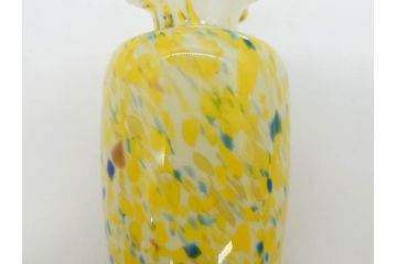 昭和レトロ　戦前　大正　鮮やかな黄色が空間のアクセントになる古いマーブルガラス花瓶(フリル、吹雪、色被せ、一輪挿し、花入、花器、硝子、吹きガラス)(R-075907)