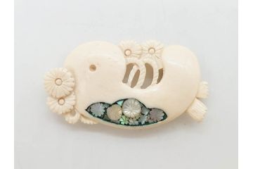 アンティーク　角彫　螺鈿細工　繊細なデザインが和の趣を感じさせる帯留め(鹿角?、勾玉モチーフ、帯締め、着物道具、和装小物、アクセサリー)(R-075909)