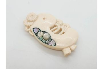アンティーク　角彫　螺鈿細工　繊細なデザインが和の趣を感じさせる帯留め(鹿角?、勾玉モチーフ、帯締め、着物道具、和装小物、アクセサリー)(R-075909)