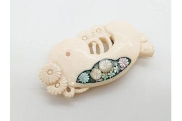 アンティーク　角彫　螺鈿細工　繊細なデザインが和の趣を感じさせる帯留め(鹿角?、勾玉モチーフ、帯締め、着物道具、和装小物、アクセサリー)(R-075909)