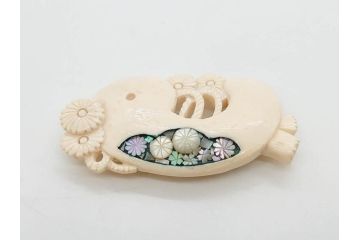 アンティーク　角彫　螺鈿細工　繊細なデザインが和の趣を感じさせる帯留め(鹿角?、勾玉モチーフ、帯締め、着物道具、和装小物、アクセサリー)(R-075909)