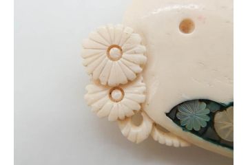 アンティーク　角彫　螺鈿細工　繊細なデザインが和の趣を感じさせる帯留め(鹿角?、勾玉モチーフ、帯締め、着物道具、和装小物、アクセサリー)(R-075909)