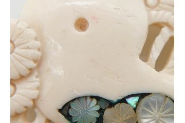 アンティーク　角彫　螺鈿細工　繊細なデザインが和の趣を感じさせる帯留め(鹿角?、勾玉モチーフ、帯締め、着物道具、和装小物、アクセサリー)(R-075909)
