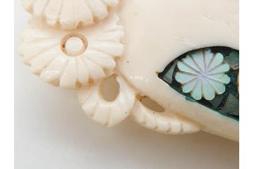 アンティーク　角彫　螺鈿細工　繊細なデザインが和の趣を感じさせる帯留め(鹿角?、勾玉モチーフ、帯締め、着物道具、和装小物、アクセサリー)(R-075909)