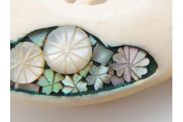 アンティーク　角彫　螺鈿細工　繊細なデザインが和の趣を感じさせる帯留め(鹿角?、勾玉モチーフ、帯締め、着物道具、和装小物、アクセサリー)(R-075909)