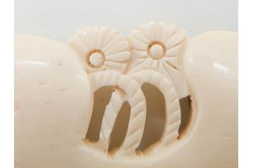 アンティーク　角彫　螺鈿細工　繊細なデザインが和の趣を感じさせる帯留め(鹿角?、勾玉モチーフ、帯締め、着物道具、和装小物、アクセサリー)(R-075909)