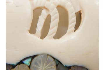アンティーク　角彫　螺鈿細工　繊細なデザインが和の趣を感じさせる帯留め(鹿角?、勾玉モチーフ、帯締め、着物道具、和装小物、アクセサリー)(R-075909)