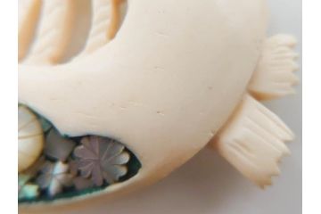 アンティーク　角彫　螺鈿細工　繊細なデザインが和の趣を感じさせる帯留め(鹿角?、勾玉モチーフ、帯締め、着物道具、和装小物、アクセサリー)(R-075909)