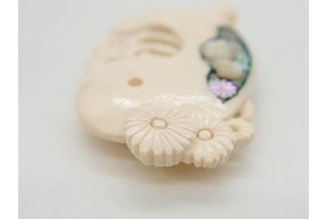 アンティーク　角彫　螺鈿細工　繊細なデザインが和の趣を感じさせる帯留め(鹿角?、勾玉モチーフ、帯締め、着物道具、和装小物、アクセサリー)(R-075909)
