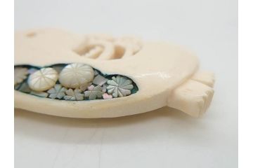 アンティーク　角彫　螺鈿細工　繊細なデザインが和の趣を感じさせる帯留め(鹿角?、勾玉モチーフ、帯締め、着物道具、和装小物、アクセサリー)(R-075909)