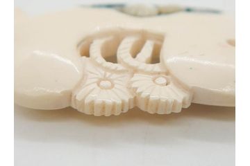 アンティーク　角彫　螺鈿細工　繊細なデザインが和の趣を感じさせる帯留め(鹿角?、勾玉モチーフ、帯締め、着物道具、和装小物、アクセサリー)(R-075909)