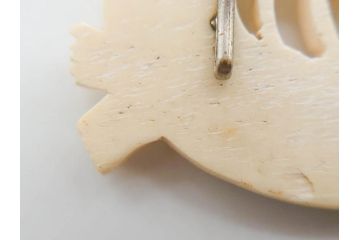 アンティーク　角彫　螺鈿細工　繊細なデザインが和の趣を感じさせる帯留め(鹿角?、勾玉モチーフ、帯締め、着物道具、和装小物、アクセサリー)(R-075909)