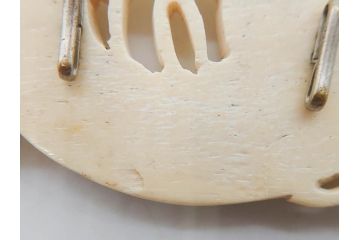 アンティーク　角彫　螺鈿細工　繊細なデザインが和の趣を感じさせる帯留め(鹿角?、勾玉モチーフ、帯締め、着物道具、和装小物、アクセサリー)(R-075909)