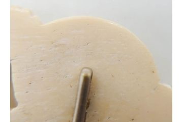 アンティーク　角彫　螺鈿細工　繊細なデザインが和の趣を感じさせる帯留め(鹿角?、勾玉モチーフ、帯締め、着物道具、和装小物、アクセサリー)(R-075909)