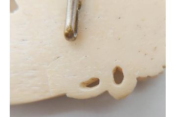 アンティーク　角彫　螺鈿細工　繊細なデザインが和の趣を感じさせる帯留め(鹿角?、勾玉モチーフ、帯締め、着物道具、和装小物、アクセサリー)(R-075909)