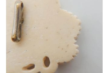 アンティーク　角彫　螺鈿細工　繊細なデザインが和の趣を感じさせる帯留め(鹿角?、勾玉モチーフ、帯締め、着物道具、和装小物、アクセサリー)(R-075909)