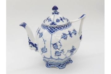 ビンテージ　希少　デンマーク　ROYAL COPENHAGEN(ロイヤルコペンハーゲン)　ブルーフルーテッド　フルレース　顔付き　1119　優雅なひとときを演出するティーポット(洋食器)(R-075912)