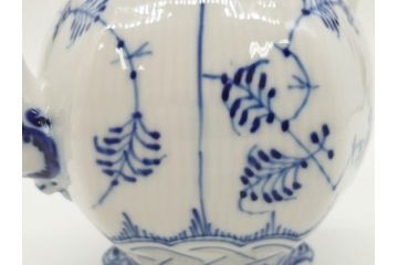 ビンテージ　希少　デンマーク　ROYAL COPENHAGEN(ロイヤルコペンハーゲン)　ブルーフルーテッド　フルレース　顔付き　1119　優雅なひとときを演出するティーポット(洋食器)(R-075912)