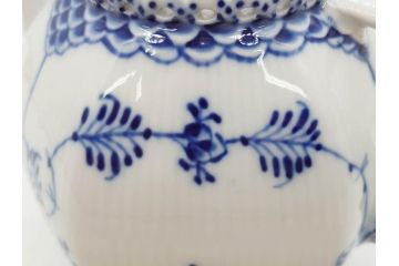 ビンテージ　希少　デンマーク　ROYAL COPENHAGEN(ロイヤルコペンハーゲン)　ブルーフルーテッド　フルレース　顔付き　1119　優雅なひとときを演出するティーポット(洋食器)(R-075912)