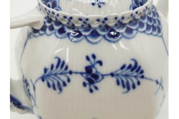 ビンテージ　希少　デンマーク　ROYAL COPENHAGEN(ロイヤルコペンハーゲン)　ブルーフルーテッド　フルレース　顔付き　1119　優雅なひとときを演出するティーポット(洋食器)(R-075912)