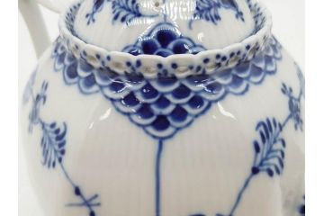 ビンテージ　希少　デンマーク　ROYAL COPENHAGEN(ロイヤルコペンハーゲン)　ブルーフルーテッド　フルレース　顔付き　1119　優雅なひとときを演出するティーポット(洋食器)(R-075912)