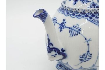 ビンテージ　希少　デンマーク　ROYAL COPENHAGEN(ロイヤルコペンハーゲン)　ブルーフルーテッド　フルレース　顔付き　1119　優雅なひとときを演出するティーポット(洋食器)(R-075912)
