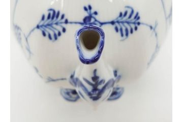 ビンテージ　希少　デンマーク　ROYAL COPENHAGEN(ロイヤルコペンハーゲン)　ブルーフルーテッド　フルレース　顔付き　1119　優雅なひとときを演出するティーポット(洋食器)(R-075912)