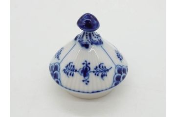 ビンテージ　希少　デンマーク　ROYAL COPENHAGEN(ロイヤルコペンハーゲン)　ブルーフルーテッド　フルレース　顔付き　1119　優雅なひとときを演出するティーポット(洋食器)(R-075912)