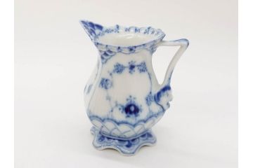 デンマーク　ROYAL COPENHAGEN(ロイヤルコペンハーゲン)　ブルーフルーテッド　フルレース　細部までこだわりを感じるデザインが美しいクリーマー(ミルクポット、ミルクジャー、洋食器)(R-075913)