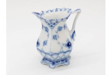 デンマーク　ROYAL COPENHAGEN(ロイヤルコペンハーゲン)　ブルーフルーテッド　フルレース　細部までこだわりを感じるデザインが美しいクリーマー(ミルクポット、ミルクジャー、洋食器)(R-075913)