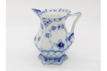デンマーク　ROYAL COPENHAGEN(ロイヤルコペンハーゲン)　ブルーフルーテッド　フルレース　細部までこだわりを感じるデザインが美しいクリーマー(ミルクポット、ミルクジャー、洋食器)(R-075913)