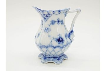 デンマーク　ROYAL COPENHAGEN(ロイヤルコペンハーゲン)　ブルーフルーテッド　フルレース　細部までこだわりを感じるデザインが美しいクリーマー(ミルクポット、ミルクジャー、洋食器)(R-075913)