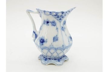 デンマーク　ROYAL COPENHAGEN(ロイヤルコペンハーゲン)　ブルーフルーテッド　フルレース　細部までこだわりを感じるデザインが美しいクリーマー(ミルクポット、ミルクジャー、洋食器)(R-075913)