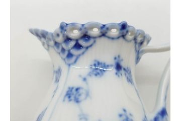 デンマーク　ROYAL COPENHAGEN(ロイヤルコペンハーゲン)　ブルーフルーテッド　フルレース　細部までこだわりを感じるデザインが美しいクリーマー(ミルクポット、ミルクジャー、洋食器)(R-075913)